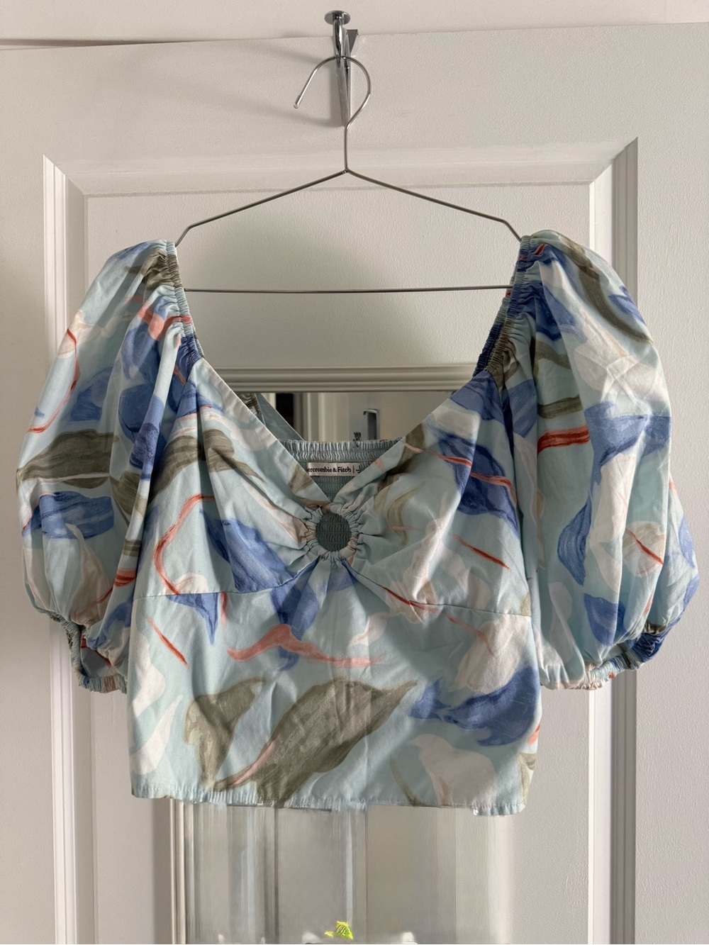 Abercrombie & Fitch Puff-Sleeve Cropped Top in Multi Blue and Cream Print, Large